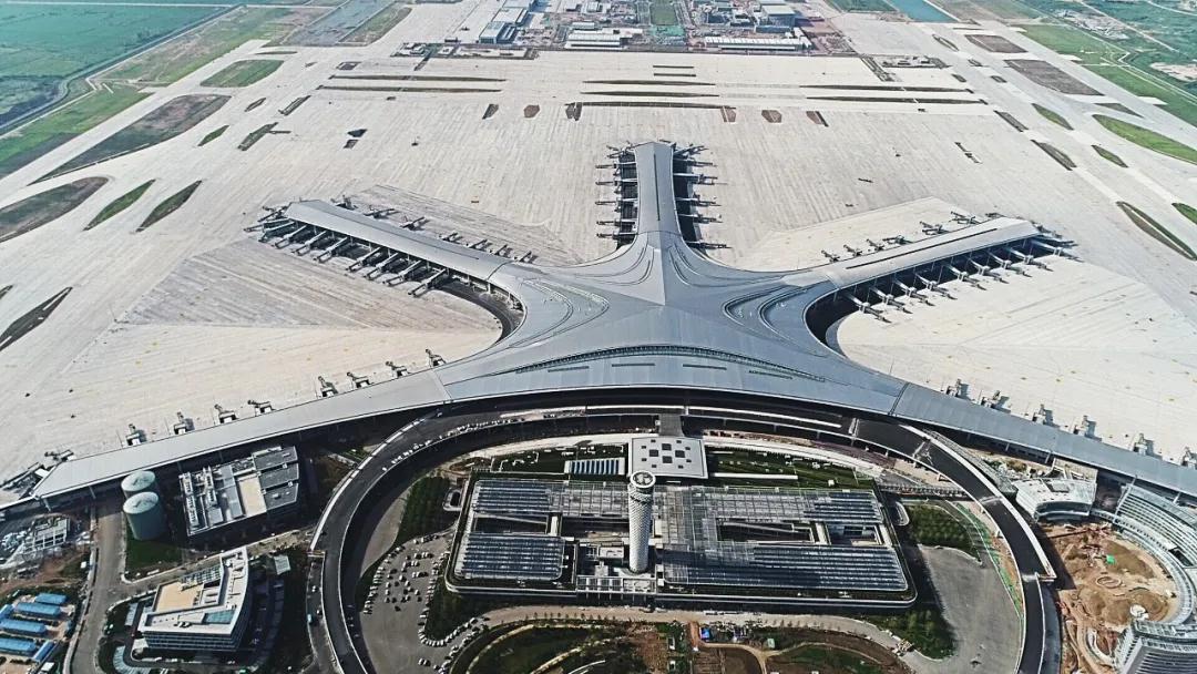 匠造一流東北亞國際樞紐機(jī)場！中裝建設(shè)“筑”力青島膠東國際機(jī)場成功試飛